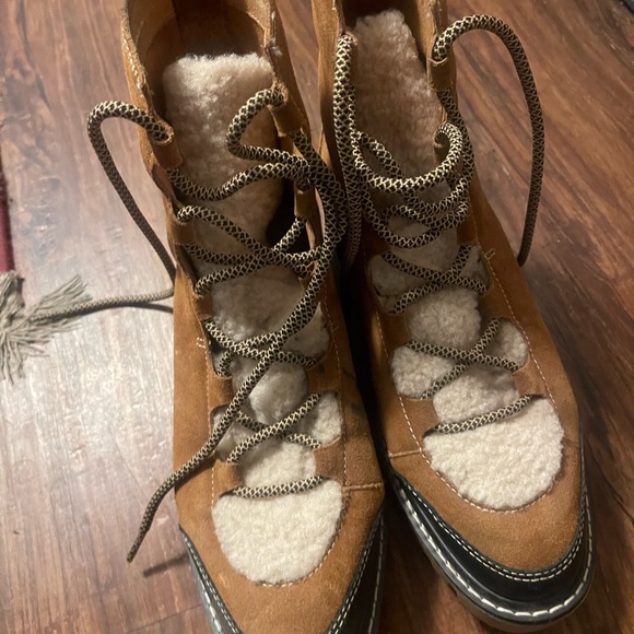 Soludos winter boots. Look cute while crunching through the snow - Picture 2 of 3